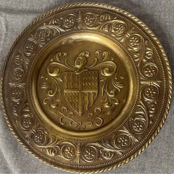 Vintage Brass Decor Plates. Renaissance Coat of Arms set of 2 - Picture 2 of 8